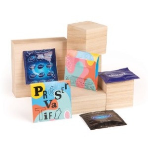 Kondom im quadratischen Beutel