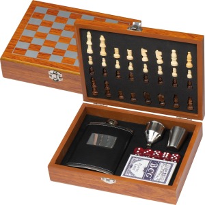Spielset mit Flachmann, Kartenspielen und Schach