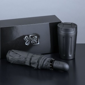 Set aus Isolierbecher und Regenschirm