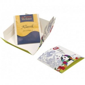 Teebeutel im bedruckten Umschlag