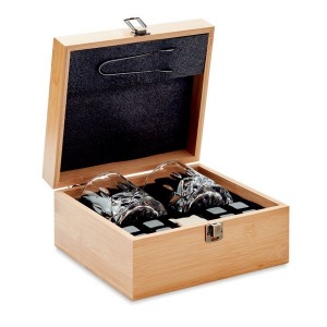 Whisky-Set mit Gläsern und Eiswürfeln