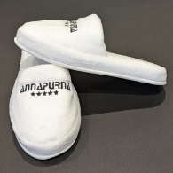 Luxuriöse Velours-Slipper mit gesticktem Logo