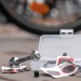 Fahrrad-Reparaturset, Ventilkappe eines Autoreifens Werbung