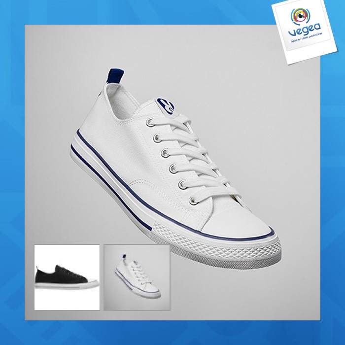 Klassische tennisschuhe / sneakers aus leinen mit weißer gummisohle, die mit bunten linien verziert ist.