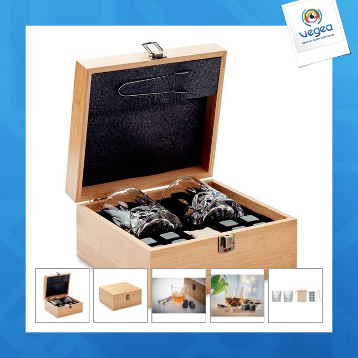 Whisky-set mit gläsern und eiswürfeln